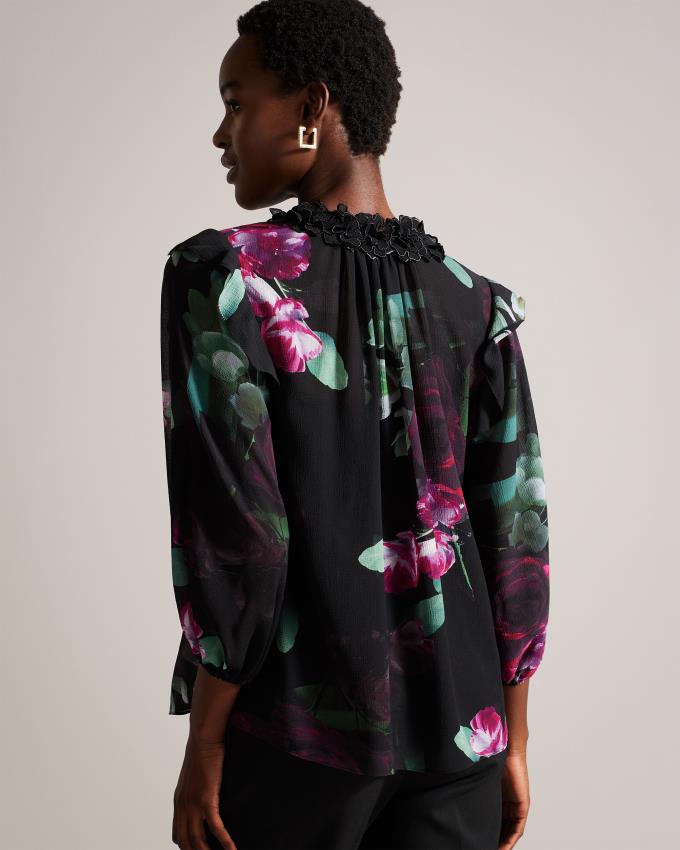 Najfatalniejszy Damskie Ted Baker Floral Appliqué V-Neck Czarne Polska | PL-QCGWV7390